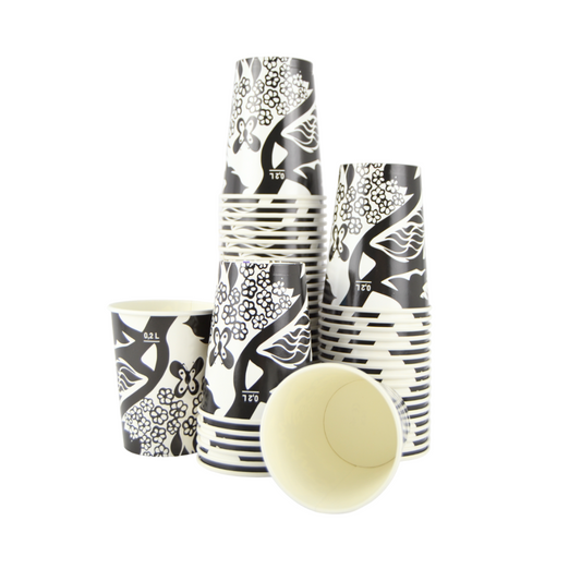 Set di bicchieri monouso in carta nera con design astratto ideale per bar e caffetterie.